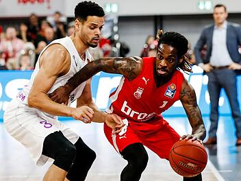 Brose-Neuzugang Dominic Lockhart (links) verteidigt im Göttinger Trikot  im Bundesligaspiel in Bamberg am 3. November 2019 gegen Paris Lee. Foto: Daniel Löb