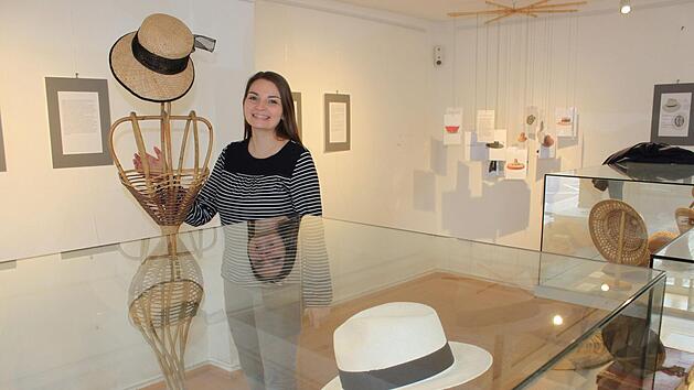 Ariane Schmiedmann, wissenschaftliche Mitarbeiterin des Deutschen Korbmuseums, hat die Sonderausstellung "Gut beH&Uuml;TEt um die Welt" konzipiert. Vorne im Bild der aus geschwefelten Blattfasern hergestellte Jipijapa- oder Panamahut.  Fotos:  Popp