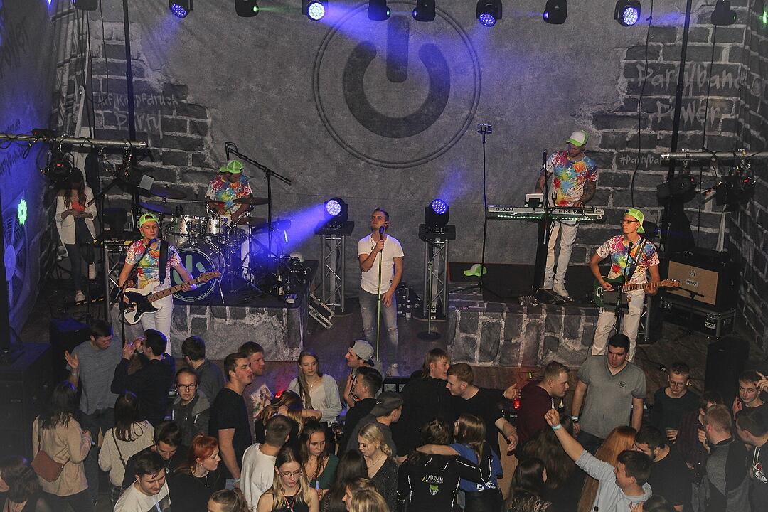 Die Partyband "Power" heizte ordentlich ein.