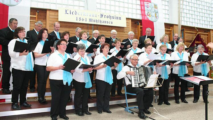 Der Gastgeber: Der Liederkranz Frohsinn Mühlhausen (Akkordeonbegleitung Roland Umbach) lädt alljährlich zum Frühlingskonzert ein.  Fotos: Evi Seeger