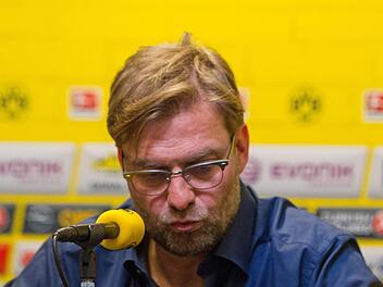 Das Trainerkarussell in der Bundesliga dreht sich. Der Hamburger SV macht mit Bruno Labbadia weiter... und Borussia Dortmund ab der nächsten Saison ohne Jürgen Klopp (Bild). Foto: Friso Gentsch/dpa