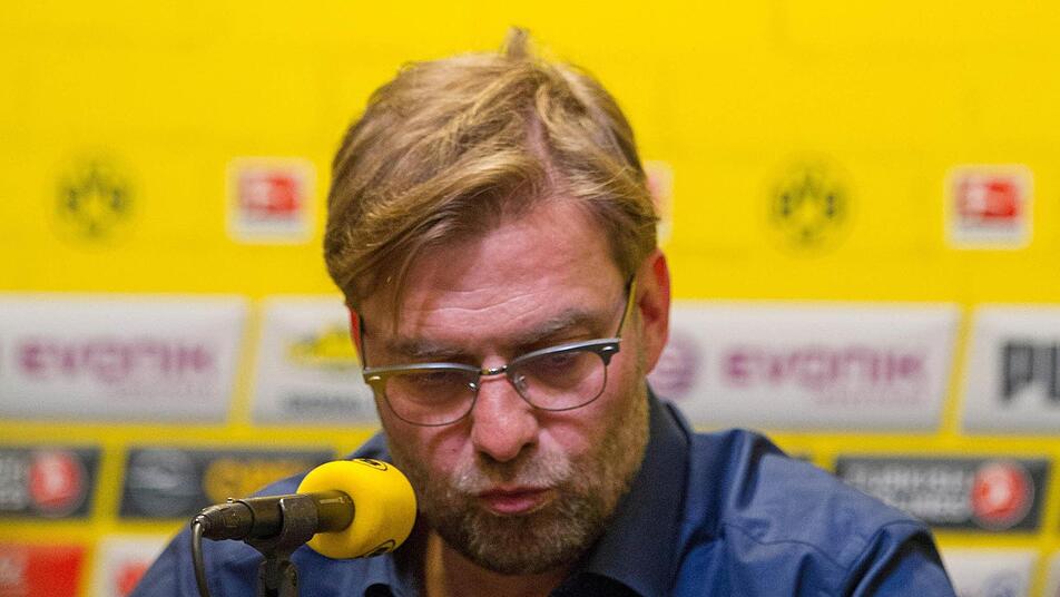 Das Trainerkarussell in der Bundesliga dreht sich. Der Hamburger SV macht mit Bruno Labbadia weiter... und Borussia Dortmund ab der nächsten Saison ohne Jürgen Klopp (Bild). Foto: Friso Gentsch/dpa
