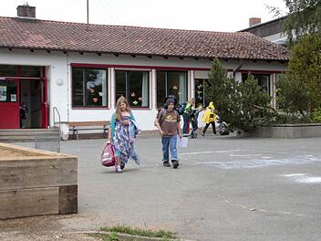 Die Tage der Kersbacher Schule sind gezählt. Sie weicht einem Neubau. Baubeginn ist im März 2016.  Foto: Josef Hofbauer