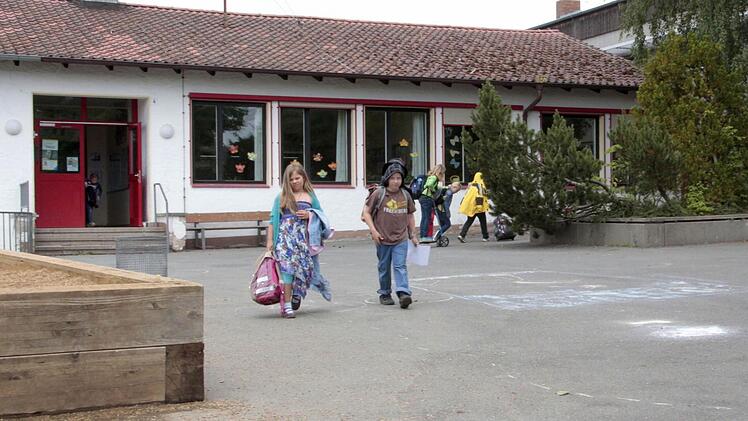 Die Tage der Kersbacher Schule sind gezählt. Sie weicht einem Neubau. Baubeginn ist im März 2016.  Foto: Josef Hofbauer