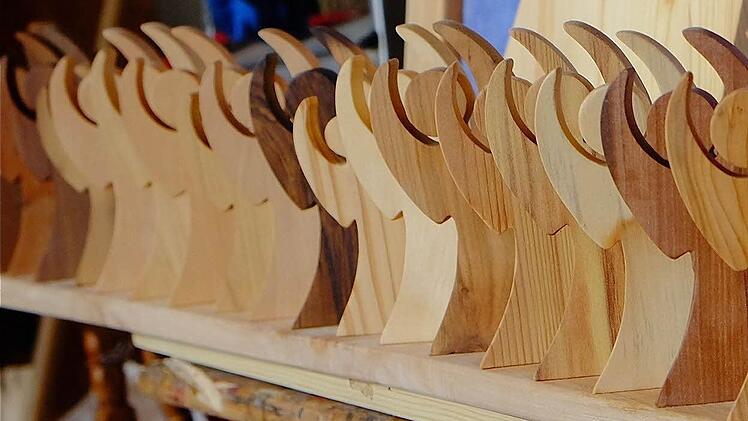 Die Engel von Kurt Müller aus Wartmannsroth sind schon durch die Verwendung verschiedener Hölzer und unterschiedlicher Maserungen alle Unikate.  Foto: Gerd Schaar