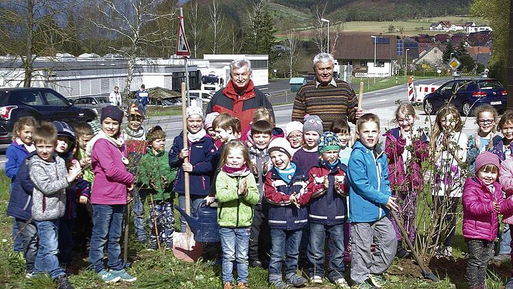 Gruppenbild nach der Pflanzaktion in Fuchsstadt. Foto: Winfried Ehling