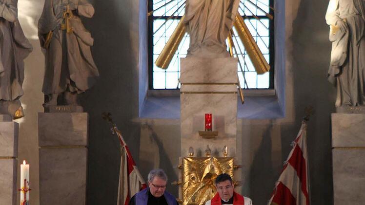 Gelebte Ökumene, die Geistlichen beider Kirchen beim Schlusssegen. Foto: Thomas Dill