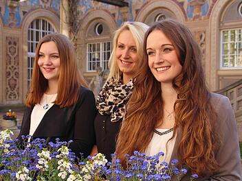 Sie wollen in wenigen Wochen Rosenkönigin werden (von links): Luisa Hurrlein, Marie-Elaine Kramer und Vera Hauck. Foto: Werner Vogel