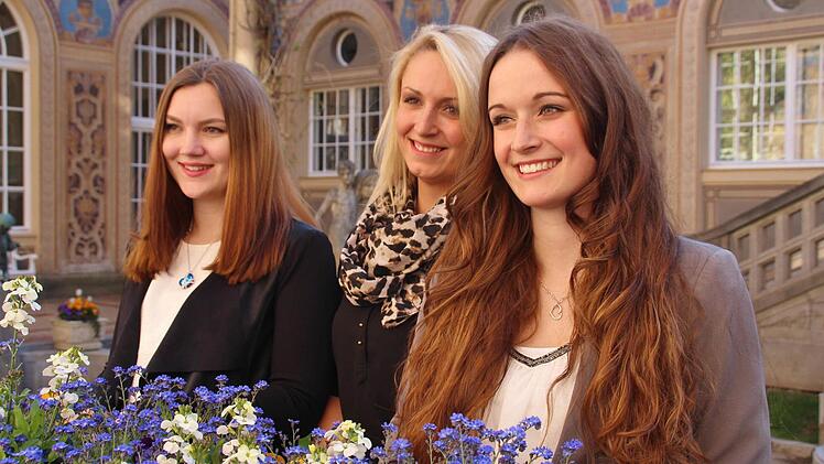 Sie wollen in wenigen Wochen Rosenkönigin werden (von links): Luisa Hurrlein, Marie-Elaine Kramer und Vera Hauck. Foto: Werner Vogel