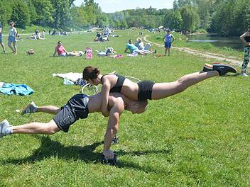 Die Mitglieder der "Calisthenics"-Gruppe Nürnberg trainieren am Pegnitzgrund.Foto: Ronald Rinklef