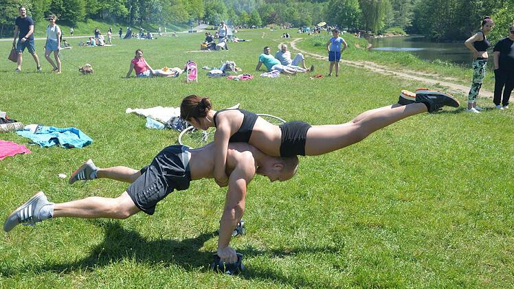 Die Mitglieder der "Calisthenics"-Gruppe Nürnberg trainieren am Pegnitzgrund.Foto: Ronald Rinklef