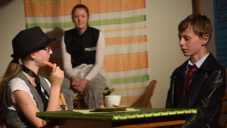 Der Verd&auml;chtige J&ouml;rn Lebermann muss ausf&uuml;hrlich befragt werden  -  und weil so ein Verh&ouml;r hungrig macht, g&ouml;nnt sich Kommissar Albert Decker kurzerhand einen kleinen Snack. Foto: Daniela Pondelicek