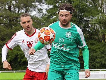 Der dreifache Neudrossenfelder Torsch&uuml;tze Stefan Kolb (rechts) l&auml;sst den Memmelsdorfer Nicolas M&uuml;ller im Zweikampf nicht an den Ball kommen. Foto: sportpress