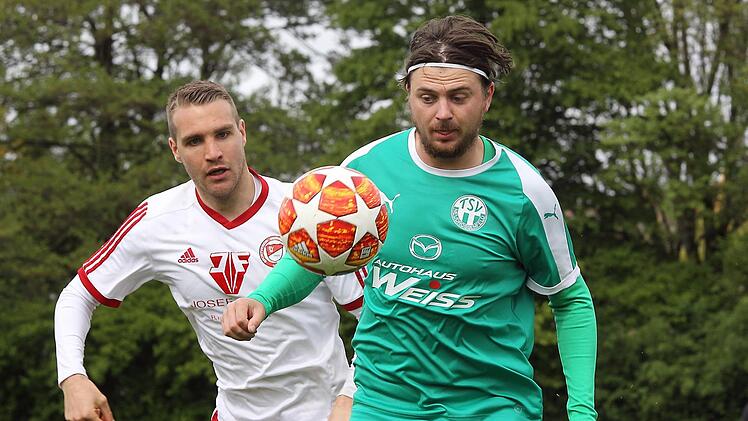 Der dreifache Neudrossenfelder Torsch&uuml;tze Stefan Kolb (rechts) l&auml;sst den Memmelsdorfer Nicolas M&uuml;ller im Zweikampf nicht an den Ball kommen. Foto: sportpress