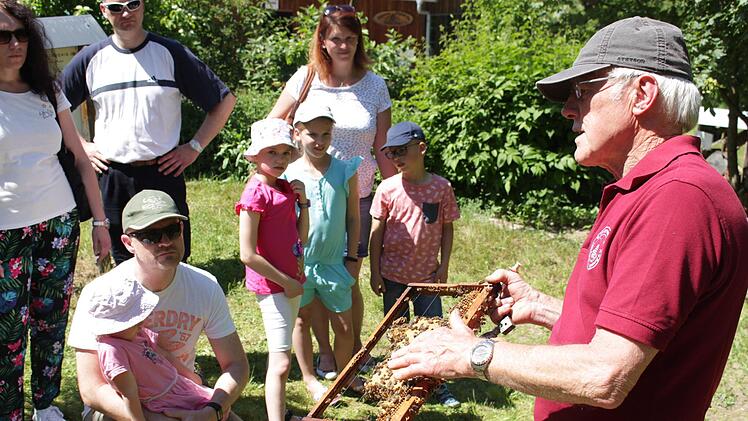 Hannes Neumeier (r.) erl&auml;uterte sein Hobby.    Foto: Yannick Hupfer