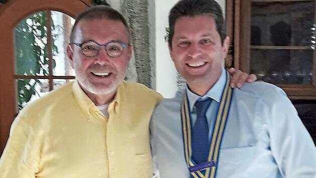 Alfred Sammetinger (l.) &uuml;bergab die Pr&auml;sidentenkette des Herzogenauracher Rotary-Clubs an Roland Stopfer. Foto: privat