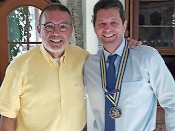 Alfred Sammetinger (l.) &uuml;bergab die Pr&auml;sidentenkette des Herzogenauracher Rotary-Clubs an Roland Stopfer. Foto: privat