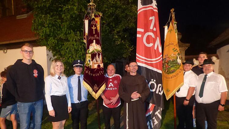 Die Fahnenabordnungen der Feuerwehr, des Schützenvereins und des  FCN-Fanclubs "Die Gläubigen" verabschiedeten ihr Vereinsmitglied Pater  Flavian. Foto: Thomas Weichert