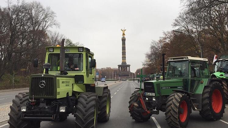 Von R&uuml;gheim zur Berliner Siegess&auml;ule: Matthias Brochlo&szlig;-Gerner (links) und Rainer Huth fuhren rund 415 Kilometer zur Demo.  Foto: Brochlo&szlig;-Gerner