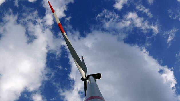Kleine Nummer: Windkraftanlagen wie die in Sonnefeld (Bild) mit 199 Metern Gesamth&ouml;he sind inzwischen schon "out". Die neue Generation, wie sie  bei Fornbach gebaut werden k&ouml;nnte, ist  250 Meter hoch. - Foto: Berthold K&ouml;hler
