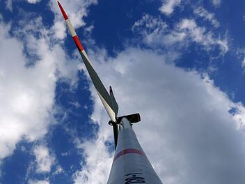 Kleine Nummer: Windkraftanlagen wie die in Sonnefeld (Bild) mit 199 Metern Gesamthöhe sind inzwischen schon "out". Die neue Generation, wie sie  bei Fornbach gebaut werden könnte, ist  250 Meter hoch. - Foto: Berthold Köhler