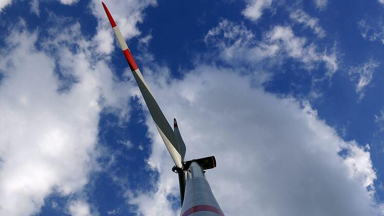 Kleine Nummer: Windkraftanlagen wie die in Sonnefeld (Bild) mit 199 Metern Gesamthöhe sind inzwischen schon "out". Die neue Generation, wie sie  bei Fornbach gebaut werden könnte, ist  250 Meter hoch. - Foto: Berthold Köhler