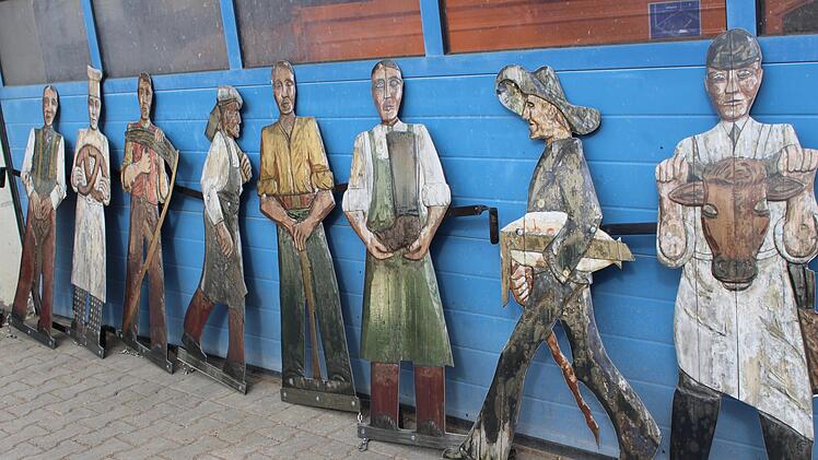 Die Vereinsorden und Zunftfiguren müssen den Sommer im Bauhof verbringen. Foto: Julia Raab