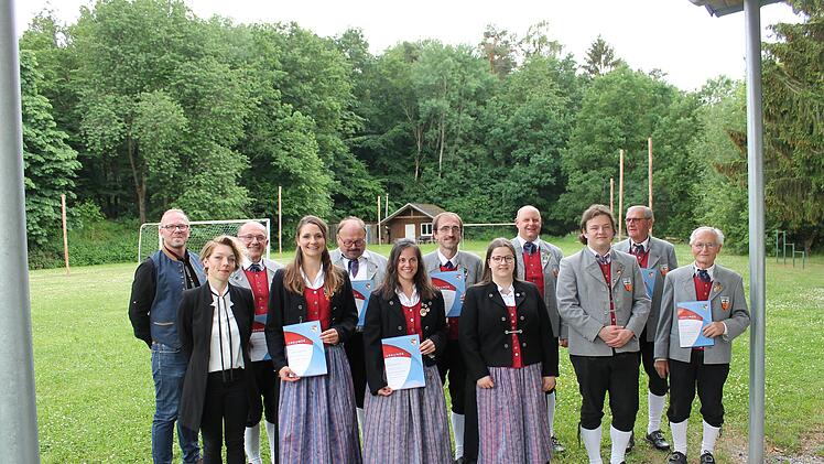 Diese Musiker wurden für "aktives musizieren"  vom Nordbayerischen Musikbund geehrt. Das Bild zeigt von links: stellvertretender Kreisvorsitzender des NBMB René Beckmann, Dirigentin Hannah Silberbach, Richard Koberstein (50 Jahre), Carmen Kleinhe...