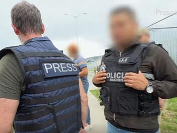 Für den ZDF-Film "Drogenkrieg in Ecuador - Ein Land am Abgrund" begibt sich ein Team des Senders in große Gefahr. In einem Gefängnis in Ecuador erleben die Journalisten, wie skrupellos hier vorgegangen wird.