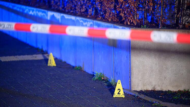 Männer nahe Veranstaltungshalle in Köln angeschossen