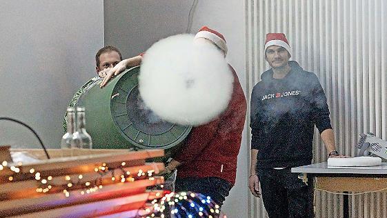 Achtung, Rauchkanone! Sie schoss traktorreifengro&szlig;e Rauchkringel durch den H&ouml;rsaal.