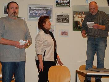 Bei der Theatergruppe des FCO wird bereits eifrig für das neue Stück geprobt (von links): Günther Heubner, Christa Eichhorn und Bernd Langbein. Foto: Rainer Lutz