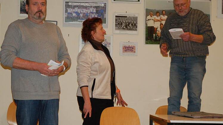 Bei der Theatergruppe des FCO wird bereits eifrig für das neue Stück geprobt (von links): Günther Heubner, Christa Eichhorn und Bernd Langbein. Foto: Rainer Lutz