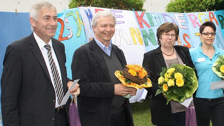 ekan Hanspeter Kern ehrte Pfarrer Uwe Bernd Ahrens, Jutta Maurer, Anita Meyer und Marie-Luise Tischler-Nelson für ihre Verdienste um den Kindergarten.