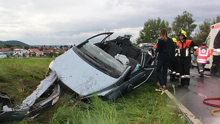 Die Fahrerin dieses Mercedes wurde mit mittelschweren Verletzungen in die Klinik gebracht. Fotos: Alexander Löffler