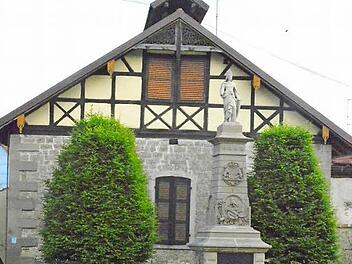 Jeder kennt es, der schon mal eine Reuthers-Bratwurst in Rügheim verzehrt hat und dazu auf dem Dorfplatz stand: Das alte Brauhaus steht in Rügheim direkt gegenüber an der Straße und wurde im Zuge der Dorferneuerung saniert. Jetzt soll es auch in seiner ursprünglichen Funktion wiederbelebt werden. Foto: Gerhard Schmidt