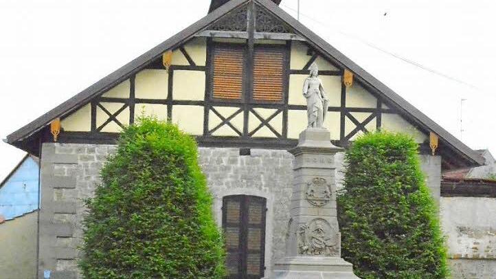 Jeder kennt es, der schon mal eine Reuthers-Bratwurst in Rügheim verzehrt hat und dazu auf dem Dorfplatz stand: Das alte Brauhaus steht in Rügheim direkt gegenüber an der Straße und wurde im Zuge der Dorferneuerung saniert. Jetzt soll es auch in seiner ursprünglichen Funktion wiederbelebt werden. Foto: Gerhard Schmidt