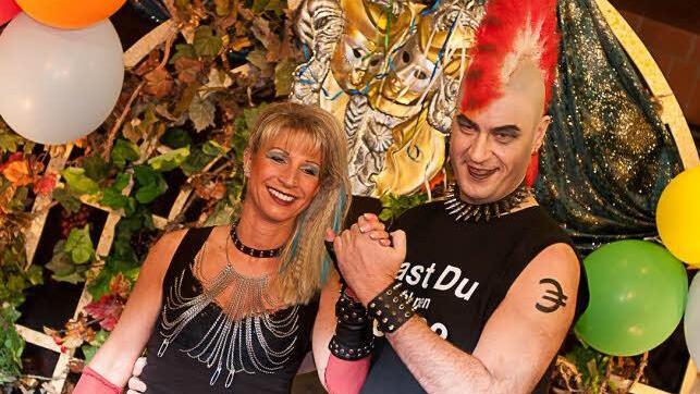 Markus Söder mit seiner Frau Karin als Punk. Foto: Tobias Köpplinger