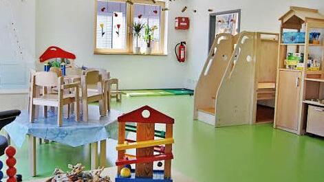 In diesen bunten Räumen fühlen sich auch die Krippenkinder gut aufgehoben.  Fotos: Sigismund von Dobschütz
