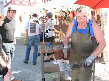 Bernhard Krämer dürfte die hohen Temperaturen beim Schmieden von Glückshufeisen im Handwerkerhof gewohnt gewesen sein. Foto: Evi Seeger
