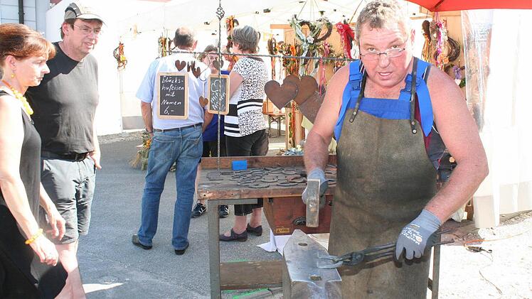 Bernhard Krämer dürfte die hohen Temperaturen beim Schmieden von Glückshufeisen im Handwerkerhof gewohnt gewesen sein. Foto: Evi Seeger