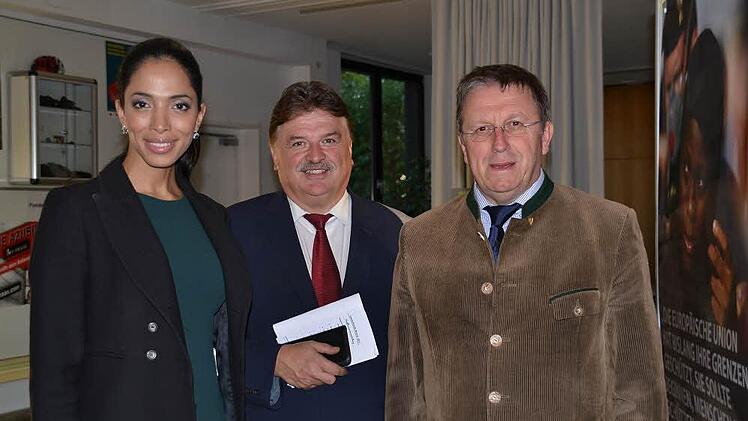 Die Schirmherren Klaus Peter S&ouml;llner (Mitte) und Henry Schramm mit dem Stargast des Er&ouml;ffnungsabends, dem Topmodel Zohre Esmaeli. Foto: Uschi Prawitz