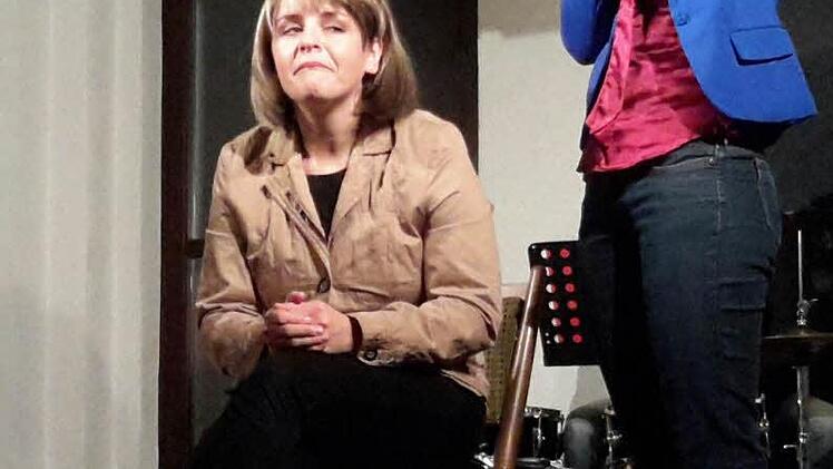 Der Dialog zwischen der Bundeskanzlerin (Franziska Schneider, links) und der Verteidigungsministerin (Lydia Roscher) zählte zu den Höhepunkten Programms.Foto: Rolf Pralle