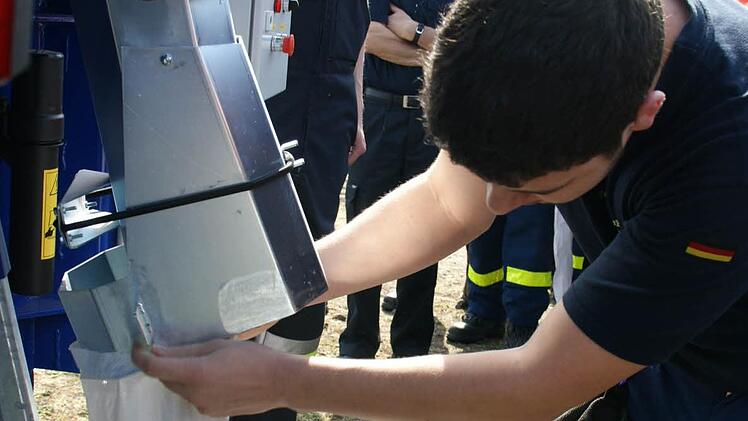 Die Sandsack-Füllmaschine erleichtert die Arbeit der Einsatzkräfte bei Hochwasser.