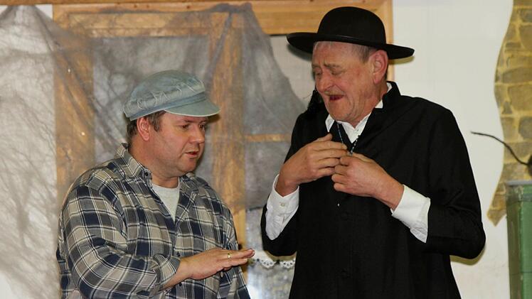 Bauer Roland Gehring (links) mit Pfarrer Arnold Kirchner.