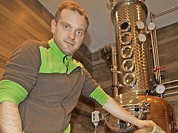 Andreas Geyer packt das Holzfass aus, das dem Whisky seine endgültige Reife geben soll.  Fotos: Michael Busch