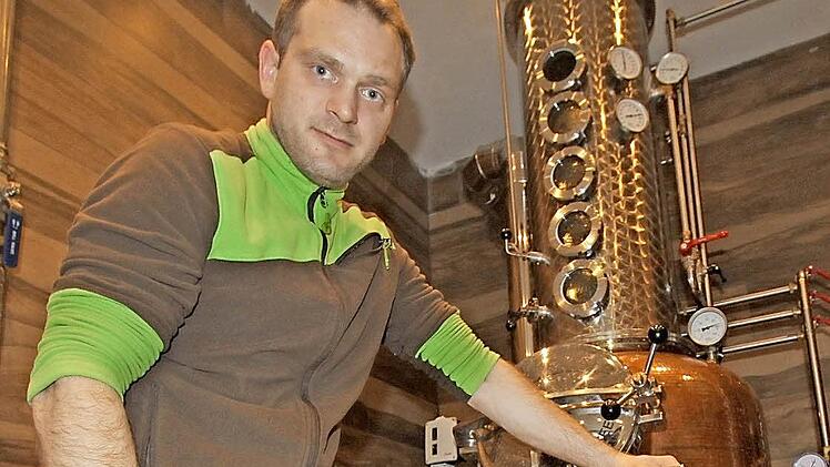 Andreas Geyer packt das Holzfass aus, das dem Whisky seine endgültige Reife geben soll.  Fotos: Michael Busch