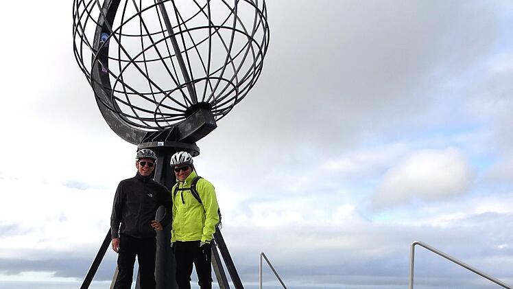 Michael Stadelmann und Konrad Großkopf sind nach Wochen auf zwei Rädern am Nordkap angekommen. Foto: privat