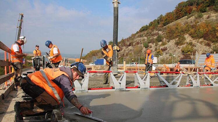 Jede Woche werden 25 Meter Autobahn-Brücke betoniert und übers Tal neben dem Klöffelsberg geschoben. Foto: Ralf Ruppert
