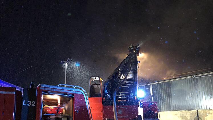 ine Lagerhalle im mittelfränkischen Langenaltheim stand seit Samstagnacht gleich zwei Mal in Flammen und ist komplett ausgebrannt. Foto: NEWS5 / Goppelt